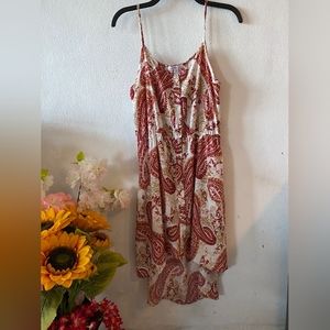 Dale la bienvenida al verano. Hermoso traje sin mangas con patrón delicado.